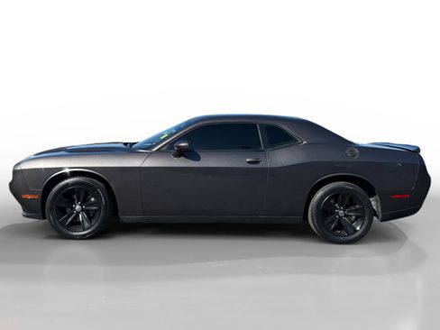 Used 2021 Dodge Challenger SXT image 2