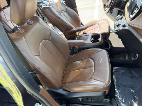 Used 2019 Chrysler Pacifica Limited w/ Tire & Wheel Group FWD image 27