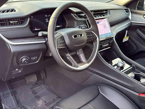 New 2025 Jeep Grand Cherokee Limited w/ Luxury Tech Group II image 18