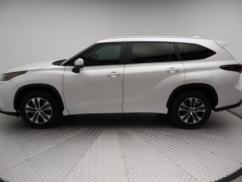 Used 2024 Toyota Highlander XLE FWD image 12