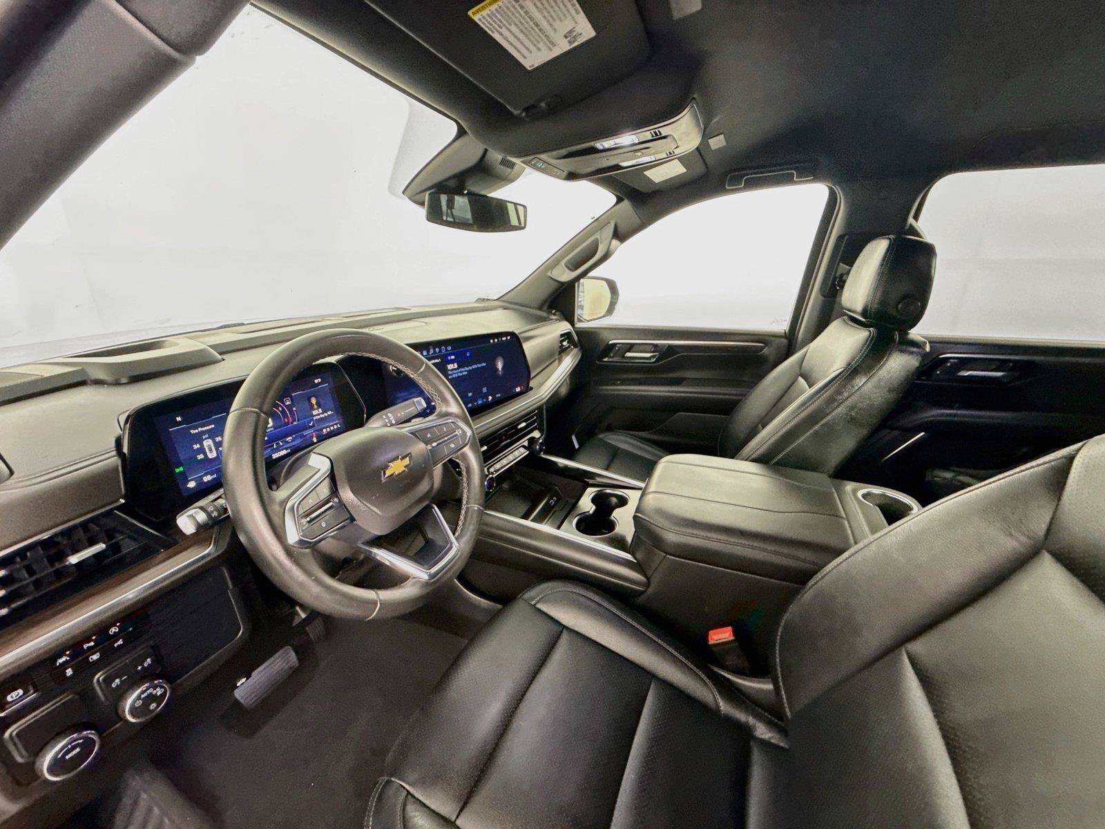 Used 2025 Chevrolet Suburban LS RWD image 9
