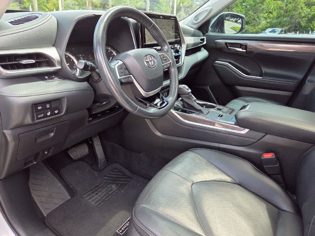 Certified 2022 Toyota Highlander Platinum FWD image 28