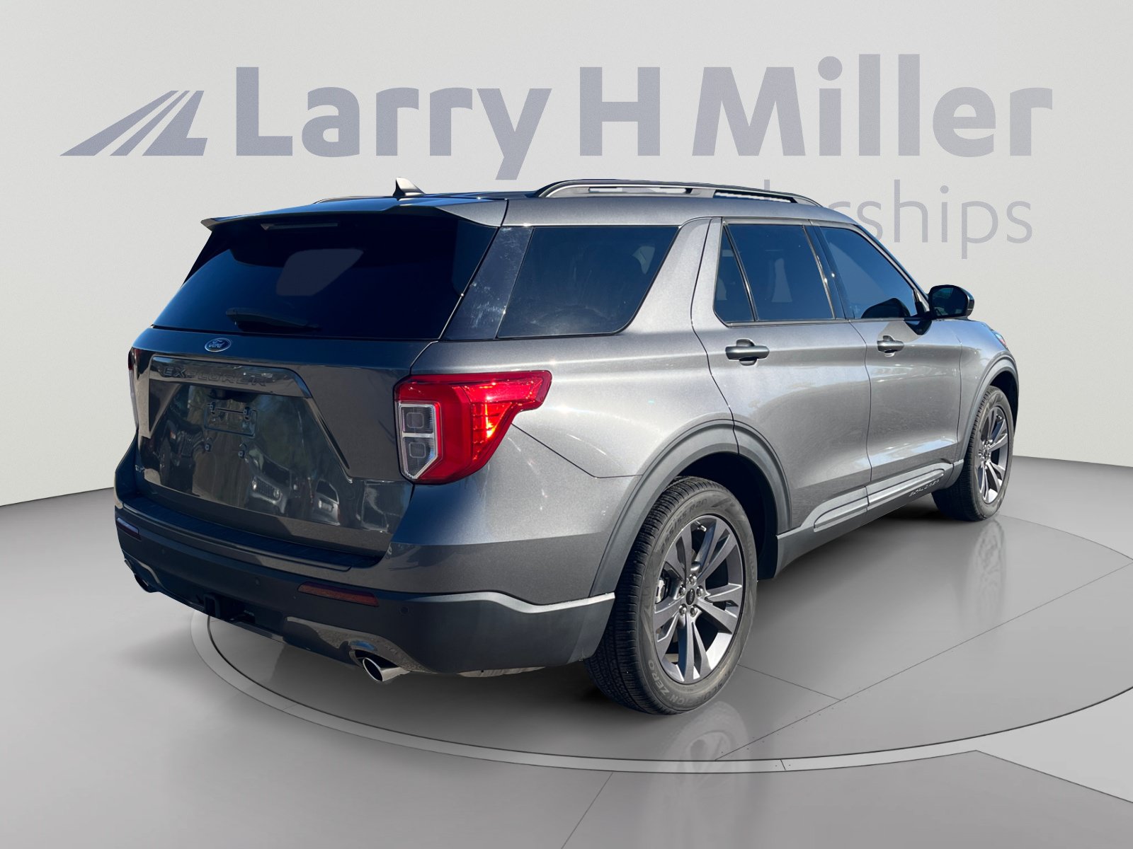 Used 2023 Ford Explorer XLT w/ Equipment Group 202A RWD image 5