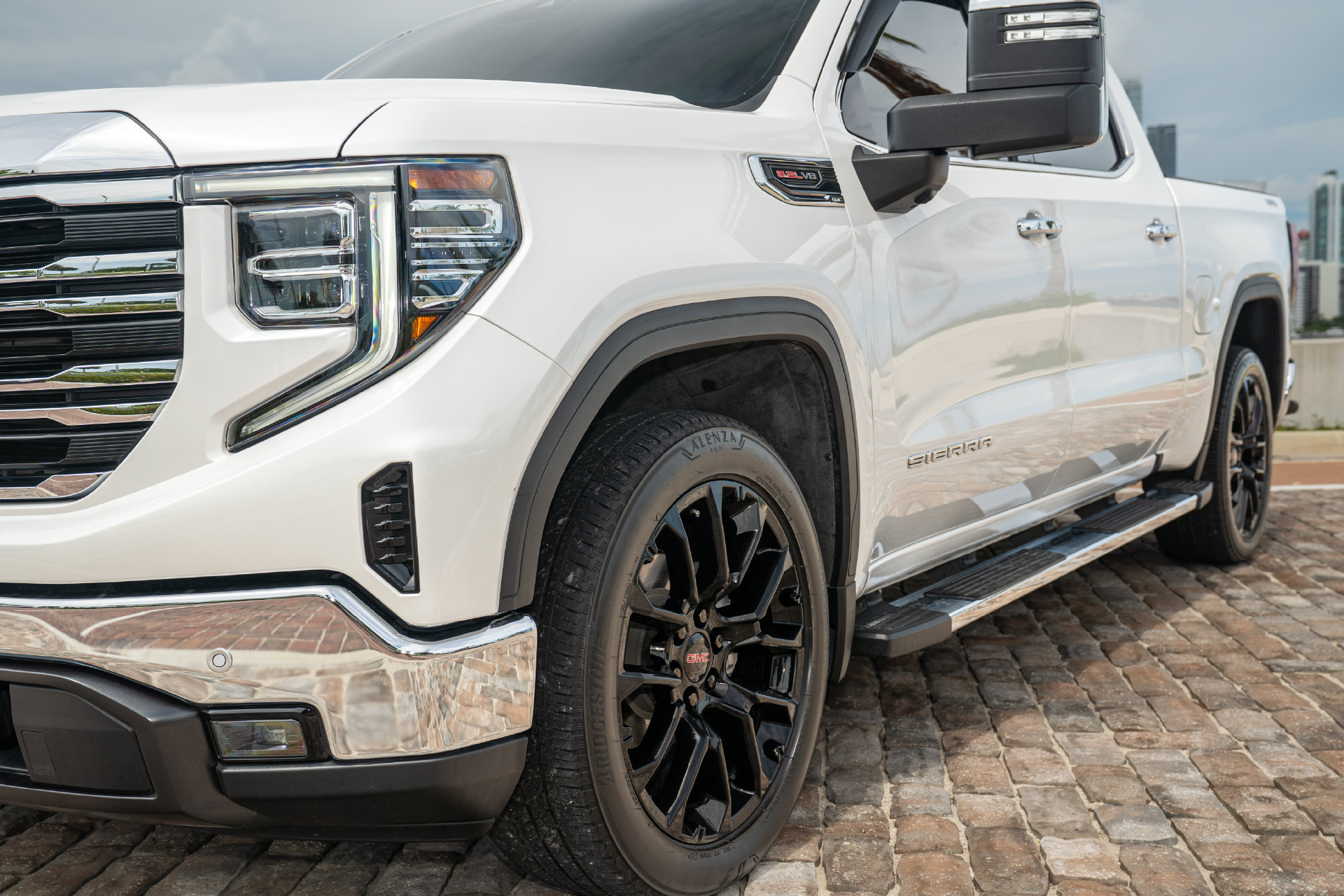 Used 2025 GMC Sierra 1500 SLT w/ SLT Premium Plus Package AWD/4WD image 31