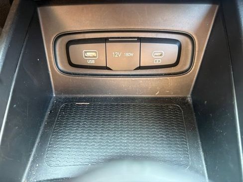 Used 2025 Hyundai Venue SEL FWD image 28