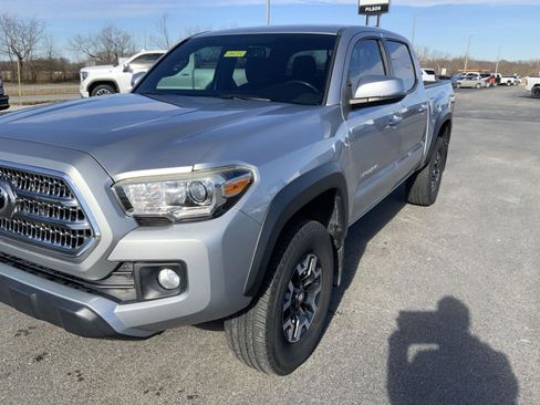 Used 2017 Toyota Tacoma TRD Off-Road image 16