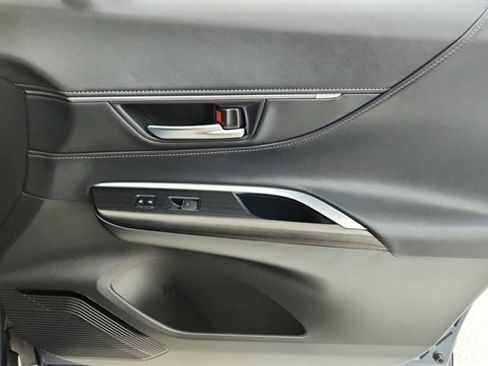 Used 2023 Toyota Venza Limited image 24