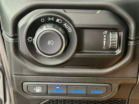 Used 2025 Jeep Wrangler Unlimited Sahara AWD/4WD image 16