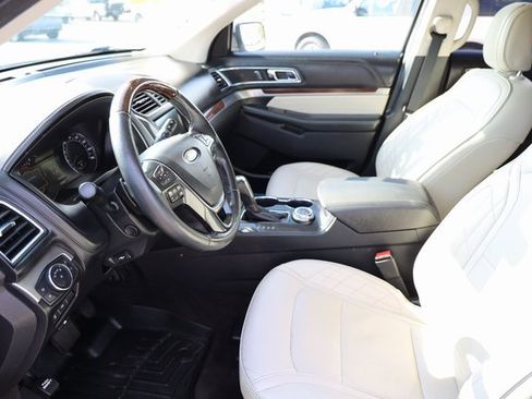Used 2018 Ford Explorer Platinum image 10