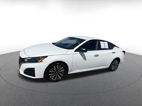 Used 2025 Nissan Altima 2.5 SV FWD image 8