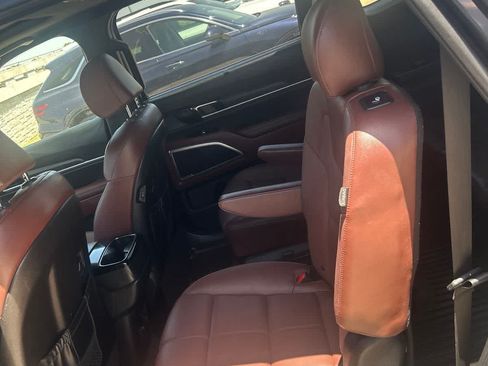 Used 2024 Kia Telluride EX w/ EX Captain's Chair Package FWD image 4