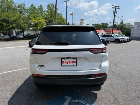 Used 2023 Jeep Grand Cherokee Altitude AWD/4WD image 6