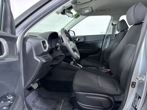 Used 2021 Hyundai Venue SE image 4
