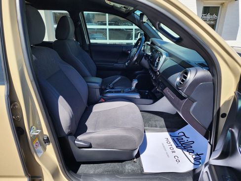 Used 2018 Toyota Tacoma TRD Off-Road w/ Technology Package AWD/4WD image 10