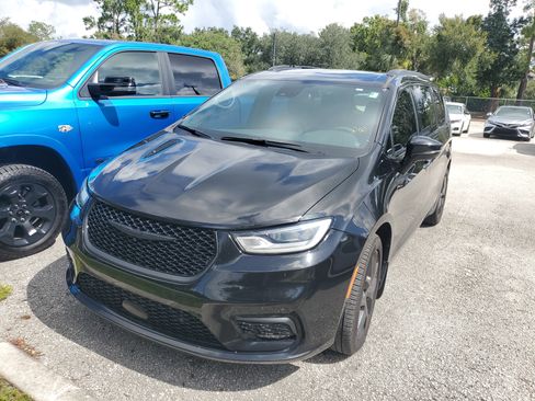 Used 2022 Chrysler Pacifica Limited w/ Uconnect Theater Family Group AWD/4WD image 4