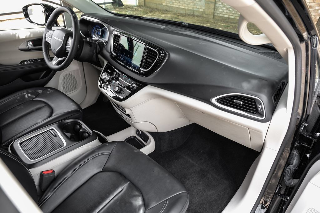 Used 2024 Chrysler Pacifica Touring-L FWD image 23