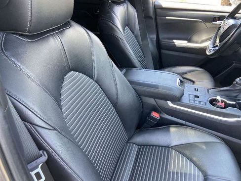 Used 2023 Toyota Highlander XSE FWD image 25