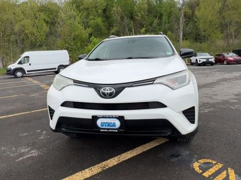 Used 2018 Toyota RAV4 LE FWD image 3