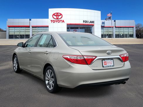 Used 2015 Toyota Camry XLE w/ Moonroof Package image 3