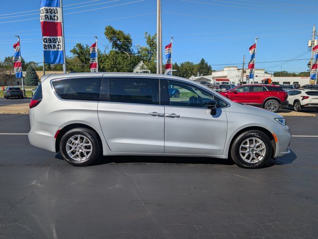 Used 2024 Chrysler Pacifica Touring-L FWD image 6