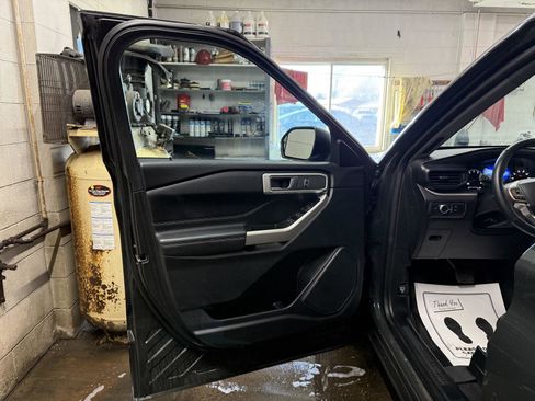 Used 2022 Ford Explorer XLT image 34