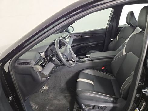 Used 2025 Toyota Camry SE FWD image 11