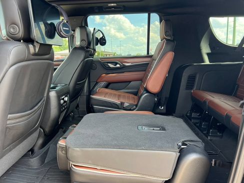 Used 2023 GMC Yukon XL Denali Ultimate w/ LPO, Floor Liner Package AWD/4WD image 6
