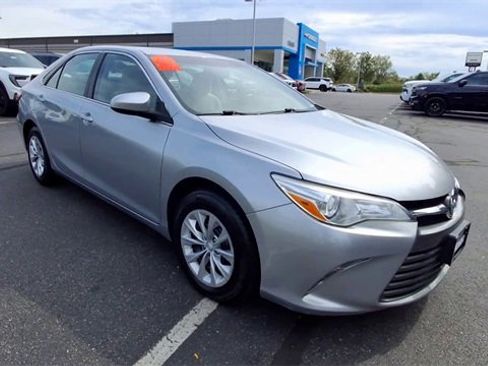 Used 2016 Toyota Camry image 2