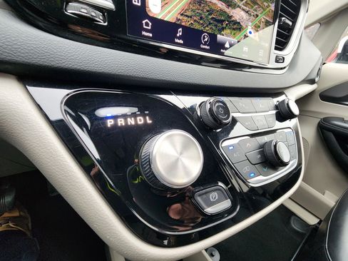 Used 2023 Chrysler Pacifica Touring-L image 38