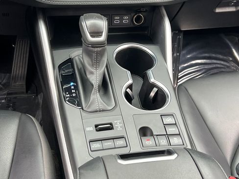 Used 2024 Toyota Highlander XLE image 28