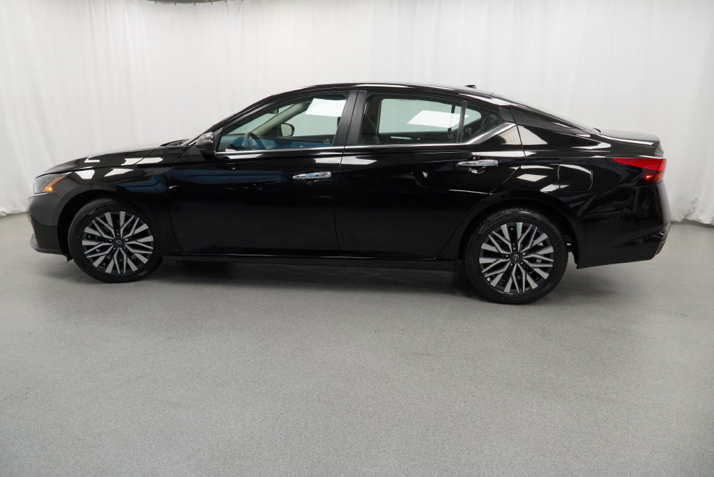 Used 2025 Nissan Altima 2.5 SV FWD image 21