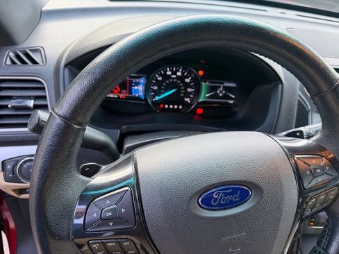 Used 2017 Ford Explorer XLT w/ Equipment Group 202A FWD image 5