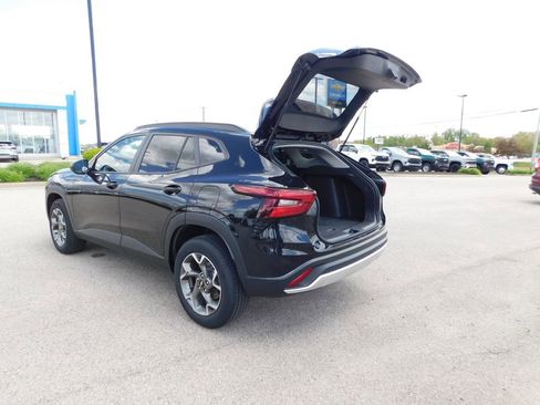 Used 2025 Chevrolet Trax LT w/ LT Convenience Package FWD image 20