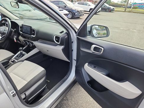 Used 2022 Hyundai Venue SEL image 10