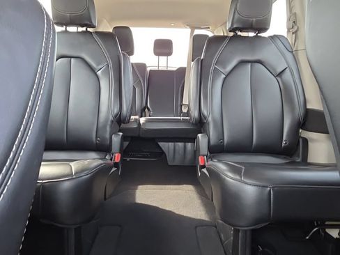 Used 2024 Chrysler Pacifica Touring-L FWD image 19