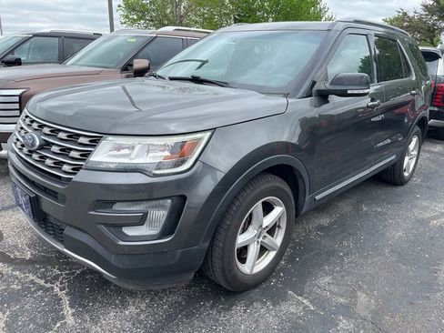 Used 2016 Ford Explorer XLT w/ Equipment Group 202A image 4