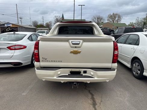 Used 2013 Chevrolet Avalanche LTZ image 6