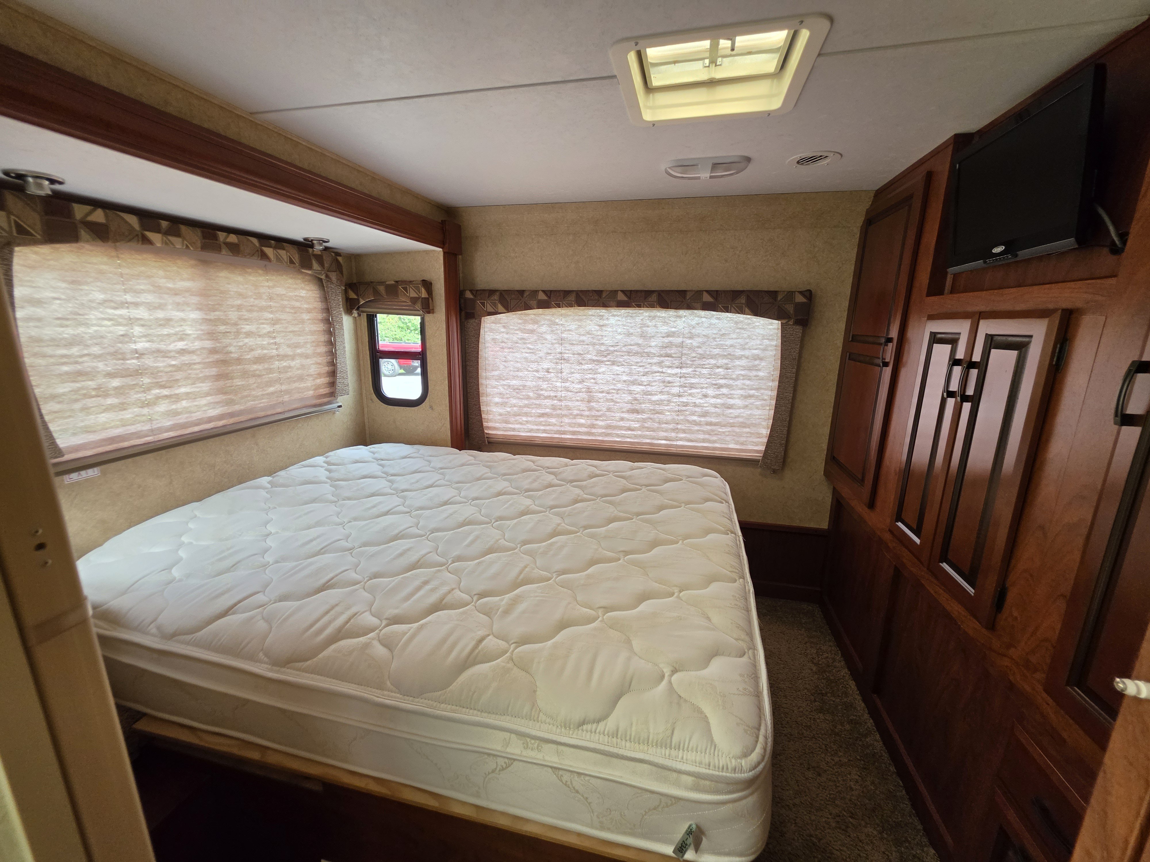 Used 2012 Ford E-450 and Econoline 450 Super Duty w/ Motorhome Prep Pkg RWD image 36