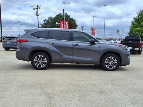 Used 2022 Toyota Highlander XLE FWD image 4