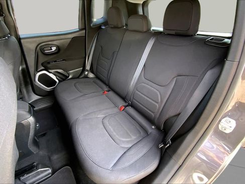 Used 2018 Jeep Renegade Latitude FWD image 20