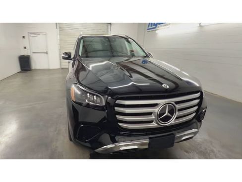 Used 2024 Mercedes-Benz GLS 450 4MATIC image 3
