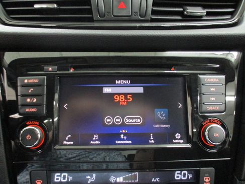 Used 2018 Nissan Rogue SV image 23