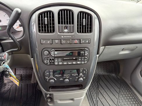 Used 2007 Dodge Grand Caravan SXT w/ Leather Interior Group FWD image 2