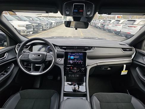 New 2025 Jeep Grand Cherokee Altitude image 16