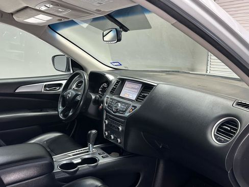 Used 2019 Nissan Pathfinder SL FWD image 10