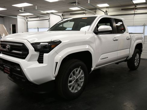 New 2025 Toyota Tacoma SR5 image 3