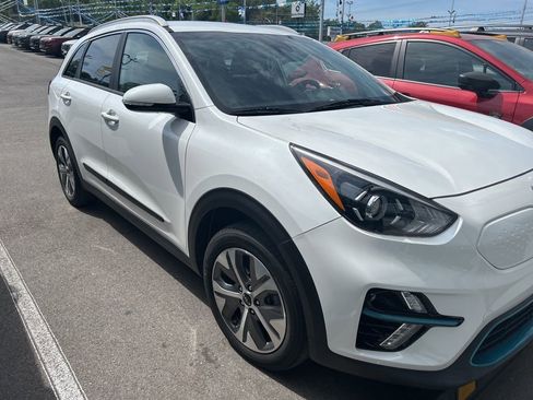 Used 2022 Kia Niro EX image 2
