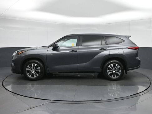 Used 2023 Toyota Highlander XLE FWD image 4