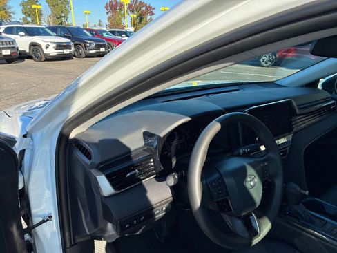 Used 2025 Toyota Camry LE image 33