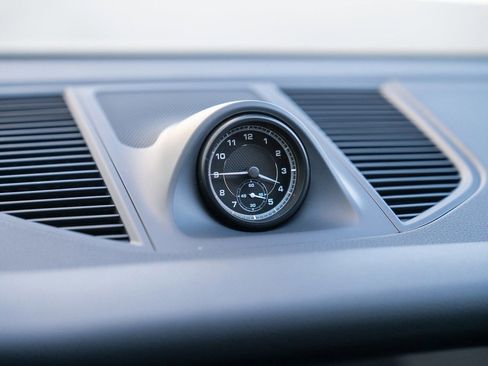 Certified 2025 Porsche Macan image 14